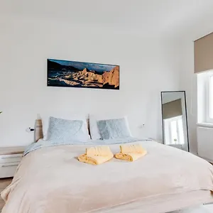 Modern, Bright And Spacious Apartmán